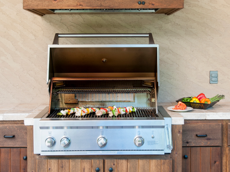 Built-In vs. Freestanding Grills: Which Is Right for Your Backyard?